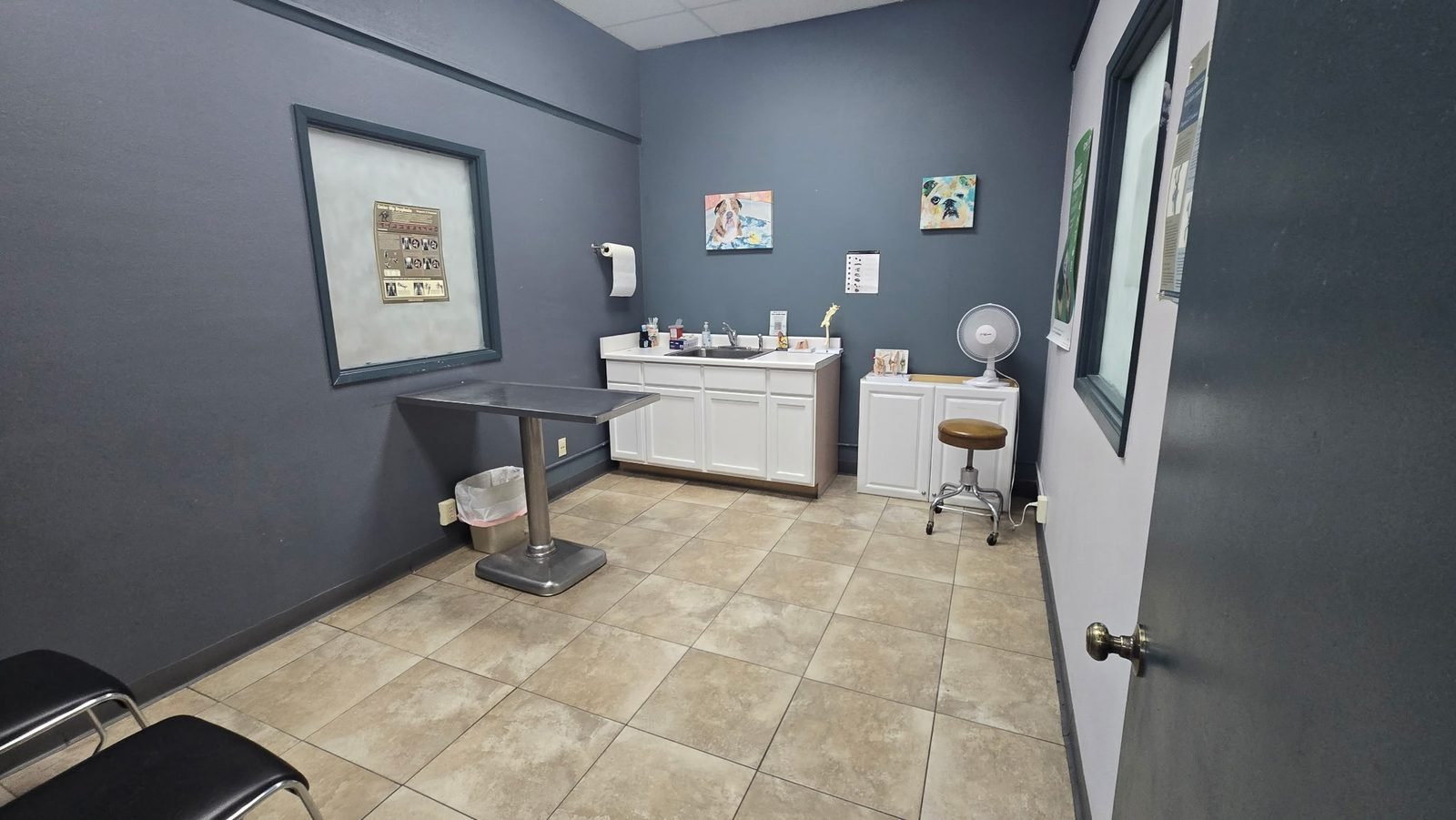Exam room at the Ridgecrest clinic with sink and exam table